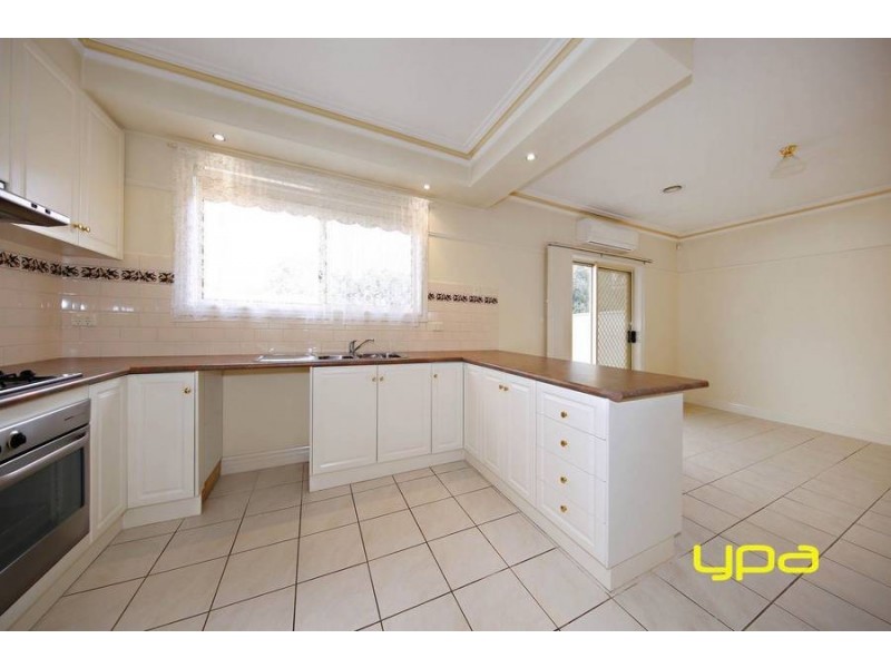 20 Clarendon Wynd, Caroline Springs VIC 3023