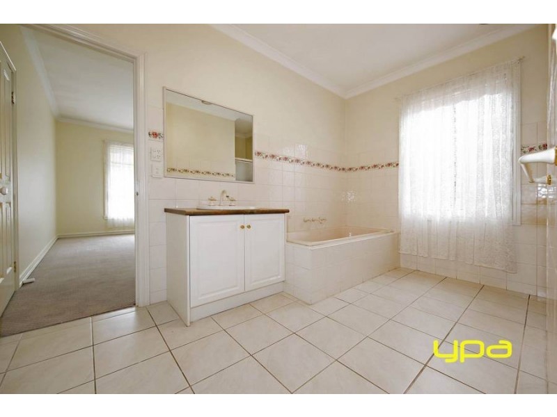 20 Clarendon Wynd, Caroline Springs VIC 3023