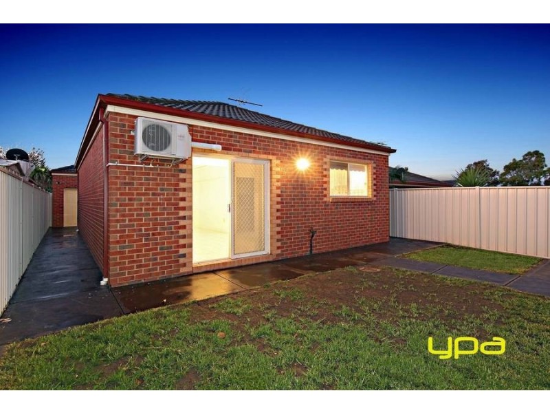 20 Clarendon Wynd, Caroline Springs VIC 3023
