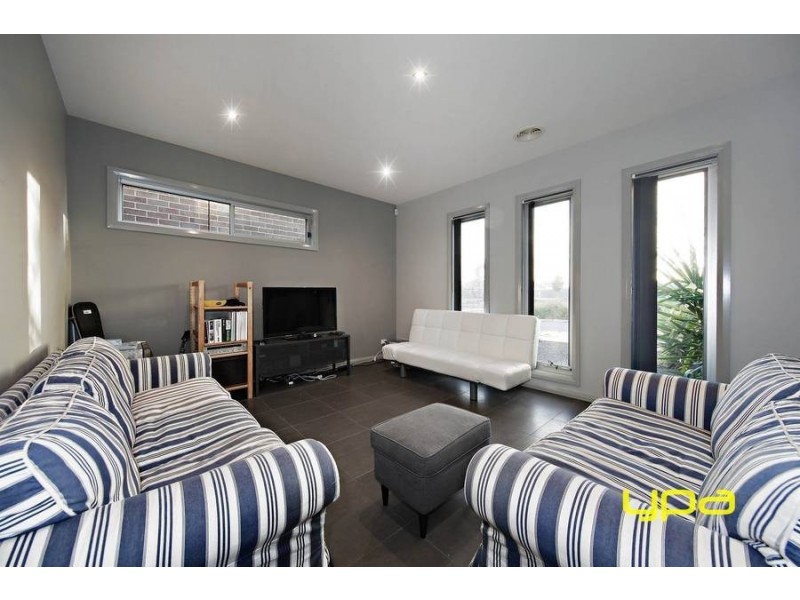 6 Irwin Garden, Caroline Springs VIC 3023