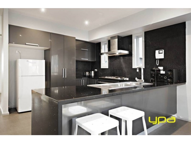 6 Irwin Garden, Caroline Springs VIC 3023