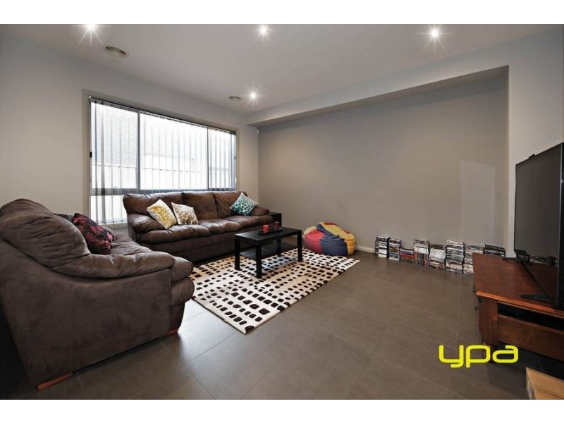 6 Irwin Garden, Caroline Springs VIC 3023