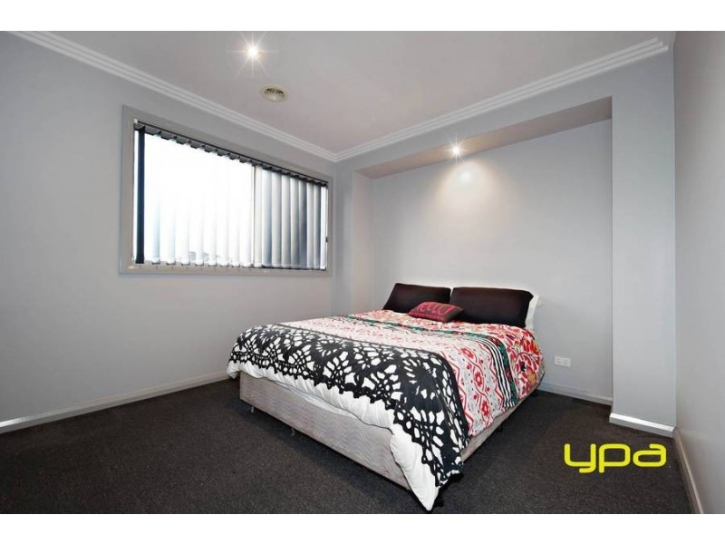 6 Irwin Garden, Caroline Springs VIC 3023