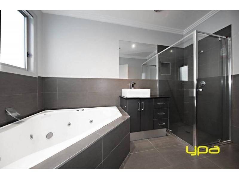 6 Irwin Garden, Caroline Springs VIC 3023