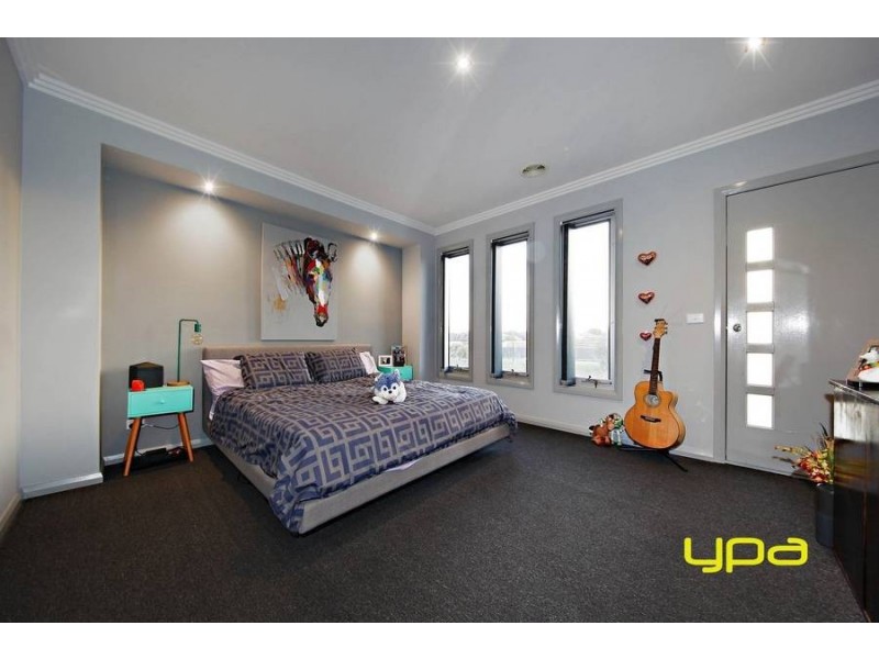 6 Irwin Garden, Caroline Springs VIC 3023