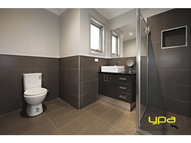 6 Irwin Garden, Caroline Springs VIC 3023