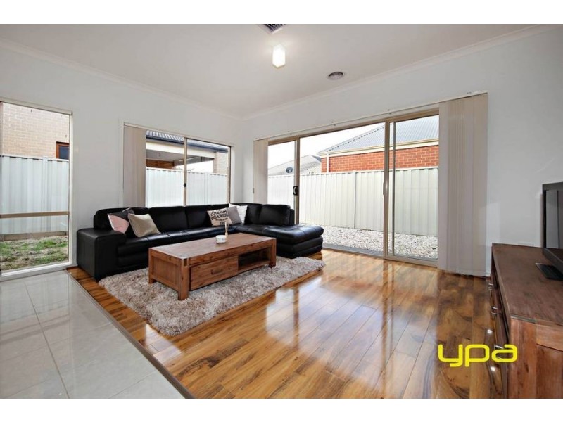 14 Daly Circuit, Caroline Springs VIC 3023