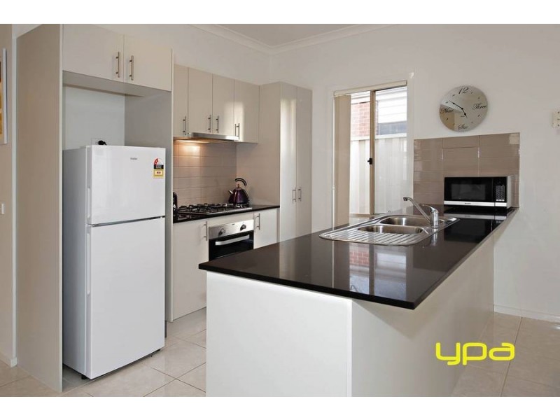 14 Daly Circuit, Caroline Springs VIC 3023