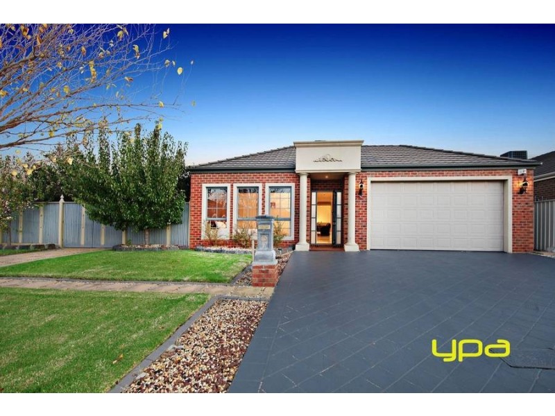 17 Ranmore Grove, Caroline Springs VIC 3023
