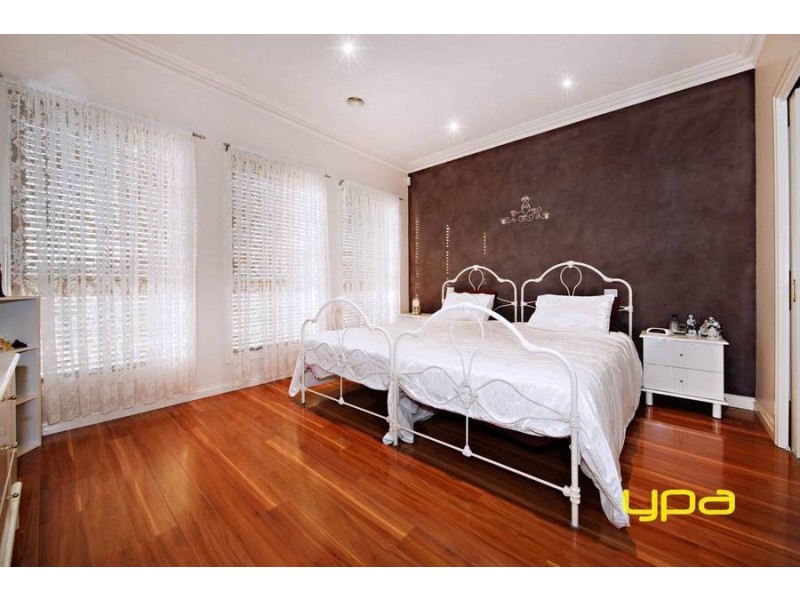 17 Ranmore Grove, Caroline Springs VIC 3023