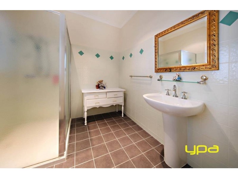 17 Ranmore Grove, Caroline Springs VIC 3023