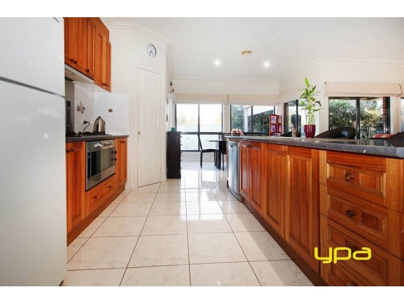 17 Ranmore Grove, Caroline Springs VIC 3023