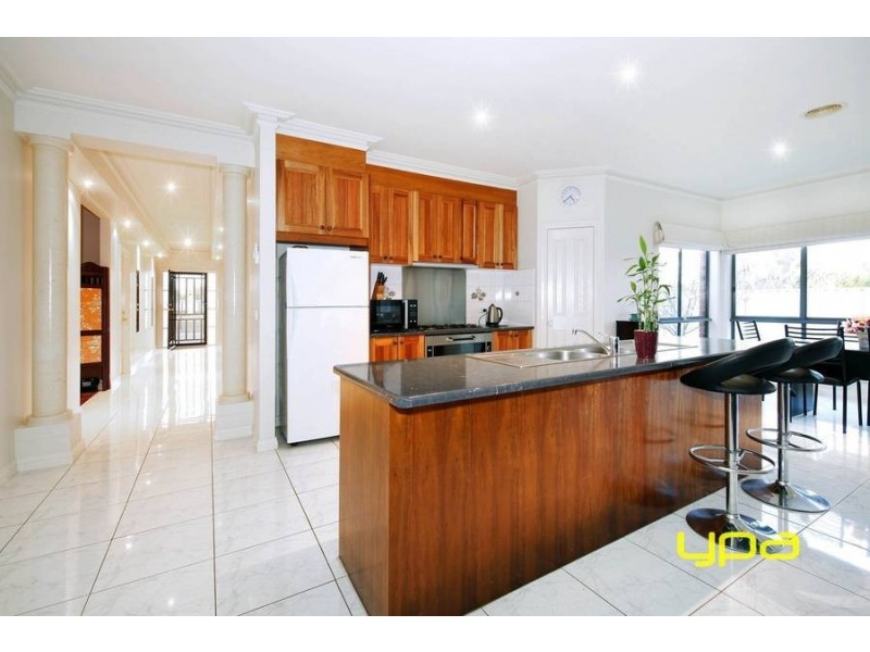 17 Ranmore Grove, Caroline Springs VIC 3023