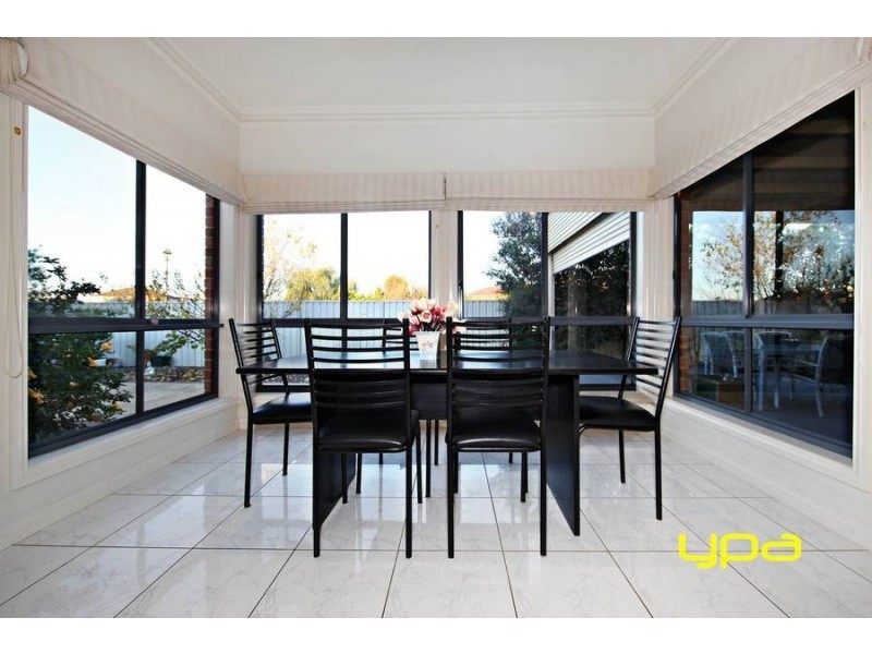 17 Ranmore Grove, Caroline Springs VIC 3023