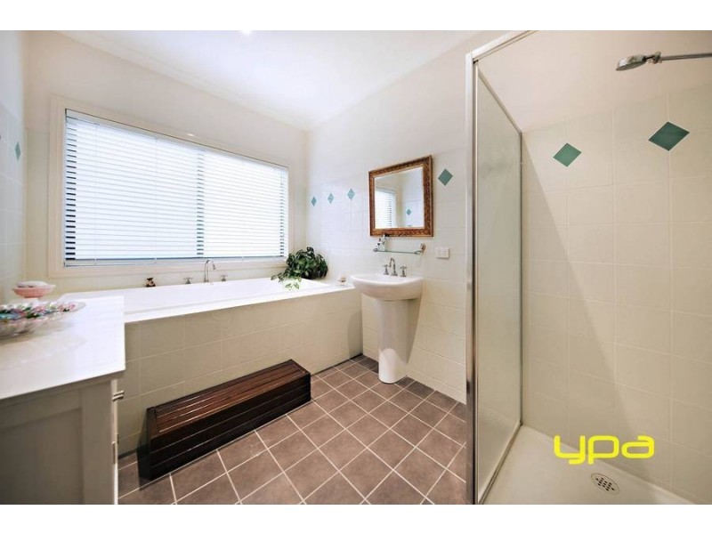 17 Ranmore Grove, Caroline Springs VIC 3023