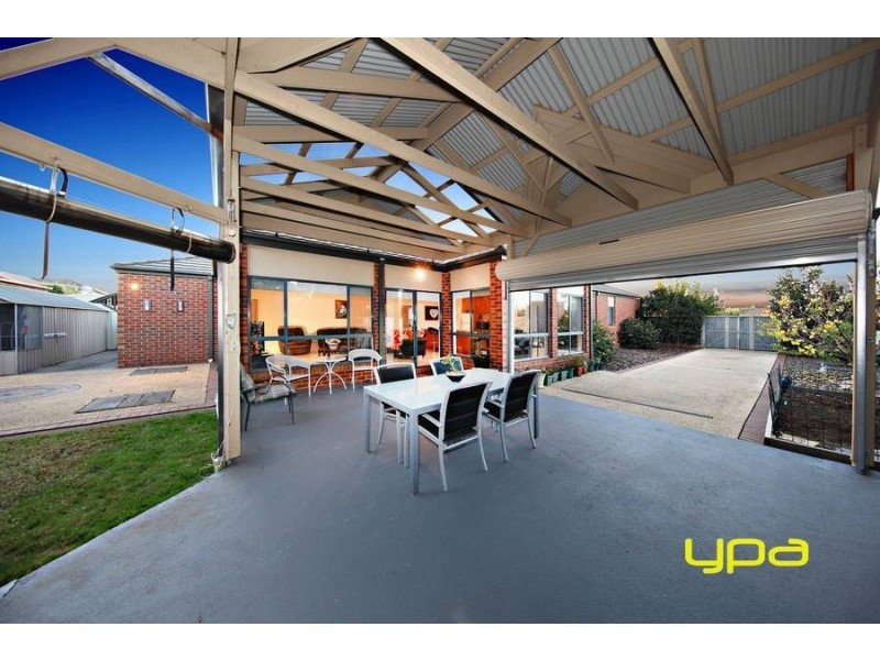 17 Ranmore Grove, Caroline Springs VIC 3023