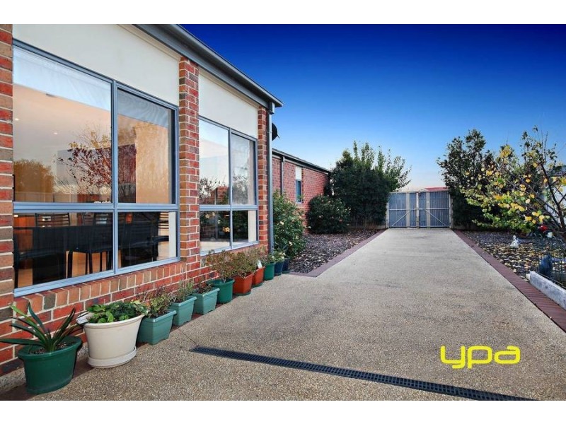 17 Ranmore Grove, Caroline Springs VIC 3023