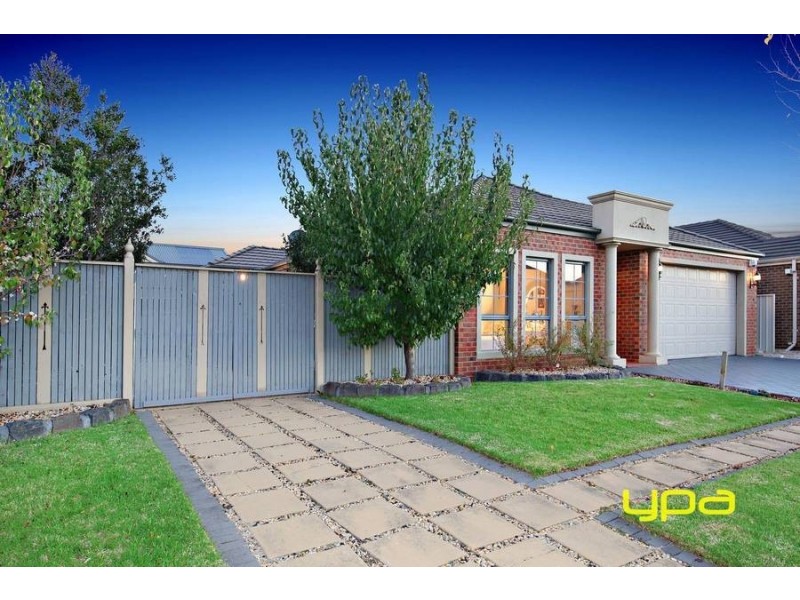 17 Ranmore Grove, Caroline Springs VIC 3023