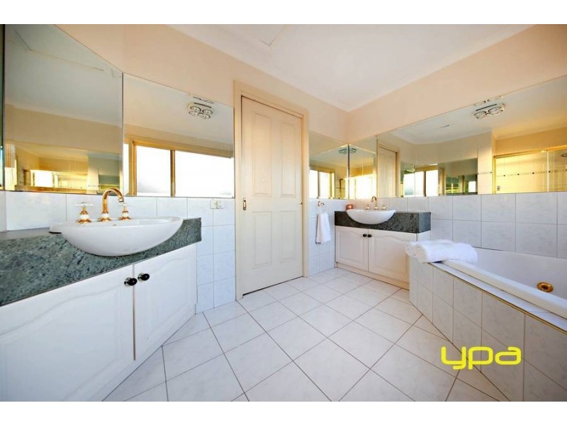 20 Windsor Gardens, Caroline Springs VIC 3023