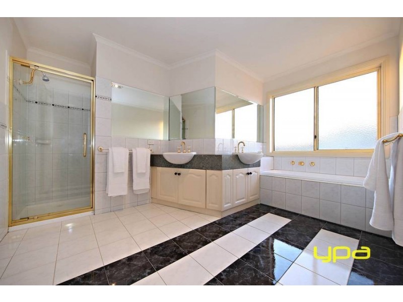 20 Windsor Gardens, Caroline Springs VIC 3023