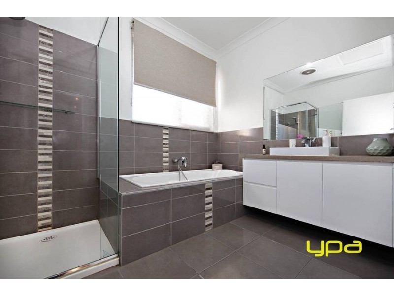 15 Herring Loop, Caroline Springs VIC 3023