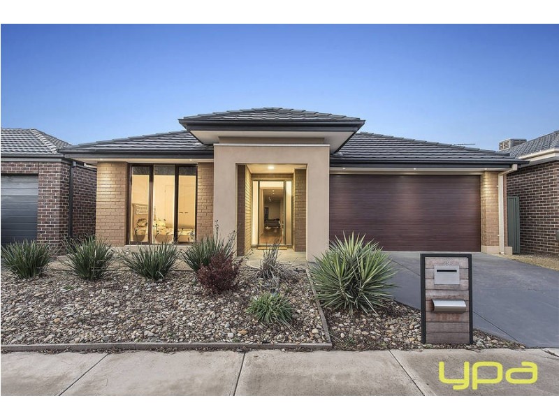 29 Dahlia Drive, Caroline Springs VIC 3023