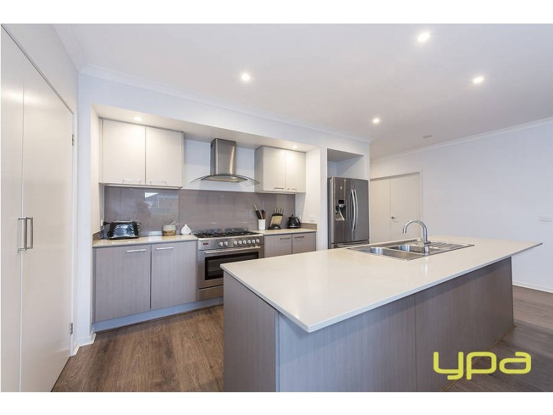 29 Dahlia Drive, Caroline Springs VIC 3023