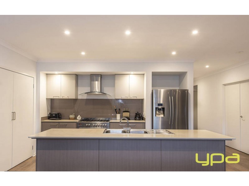 29 Dahlia Drive, Caroline Springs VIC 3023