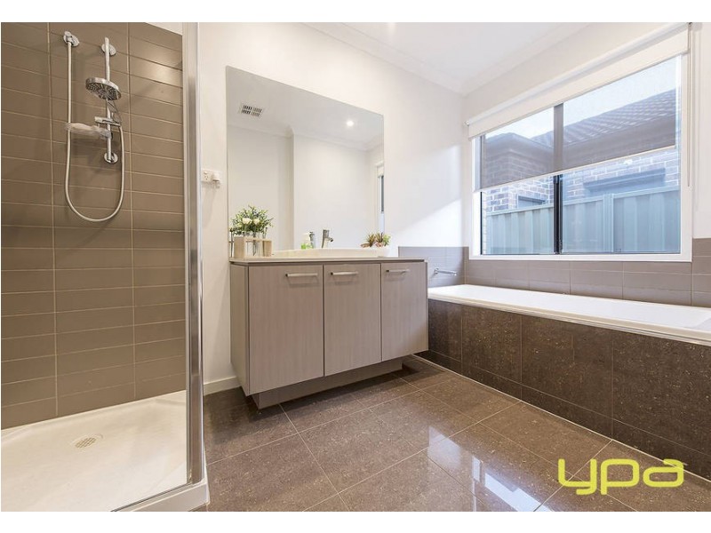 29 Dahlia Drive, Caroline Springs VIC 3023