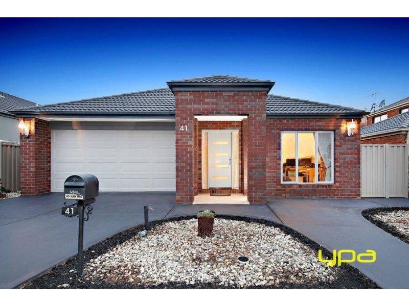 41 Oakview Parade, Caroline Springs VIC 3023