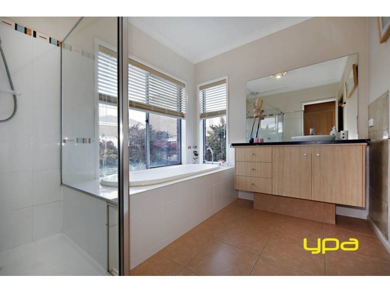 41 Oakview Parade, Caroline Springs VIC 3023