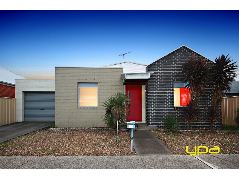 13 Tumbalong Street, Caroline Springs VIC 3023