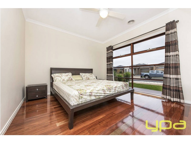 8 Phoenix Grove, Plumpton VIC 3335