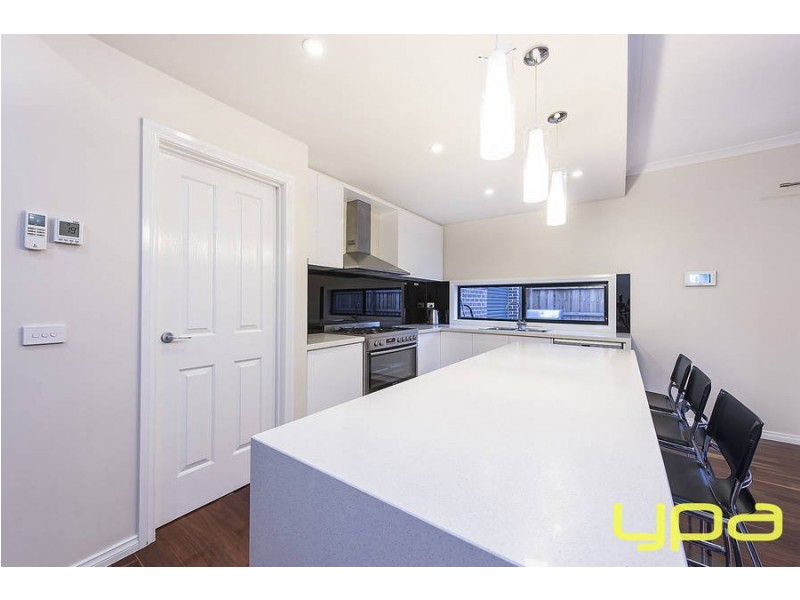 8 Phoenix Grove, Plumpton VIC 3335