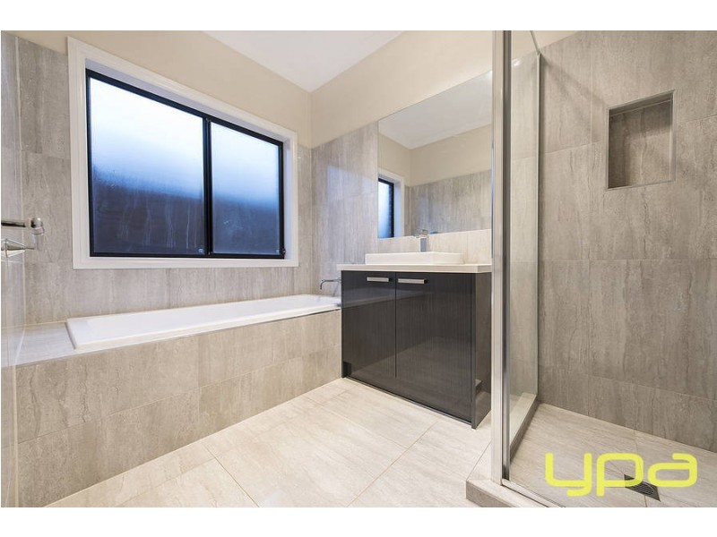 8 Phoenix Grove, Plumpton VIC 3335