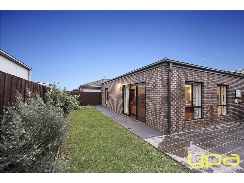 8 Phoenix Grove, Plumpton VIC 3335