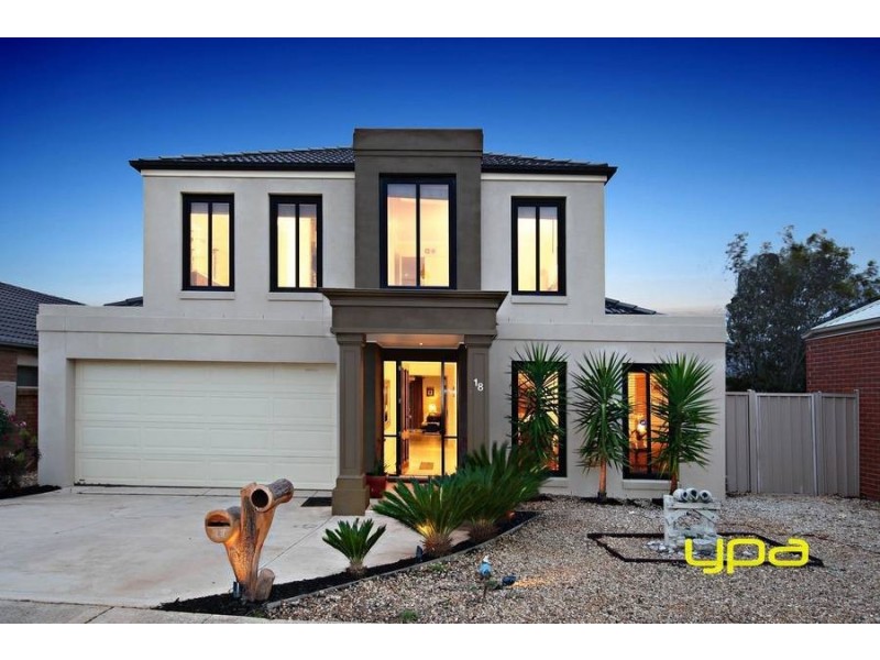 18 Braeside Walk, Caroline Springs VIC 3023