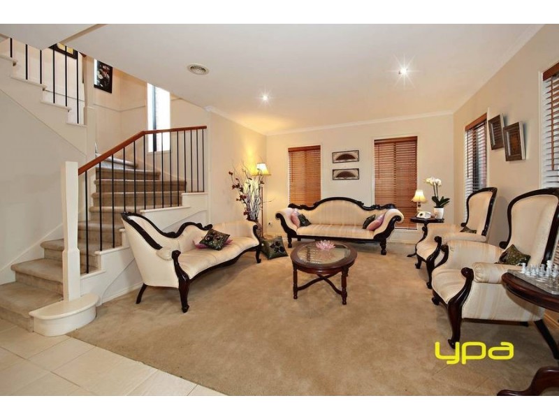 18 Braeside Walk, Caroline Springs VIC 3023