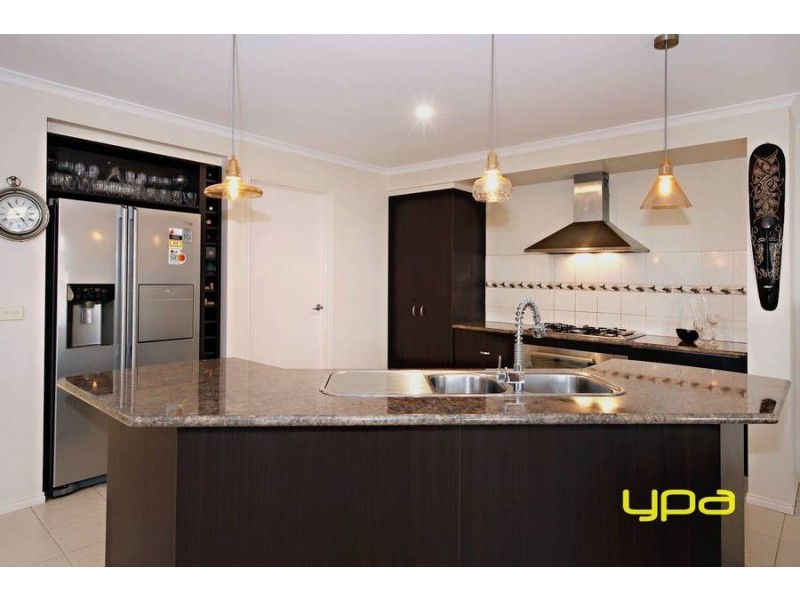 18 Braeside Walk, Caroline Springs VIC 3023