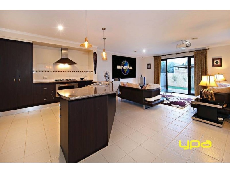 18 Braeside Walk, Caroline Springs VIC 3023