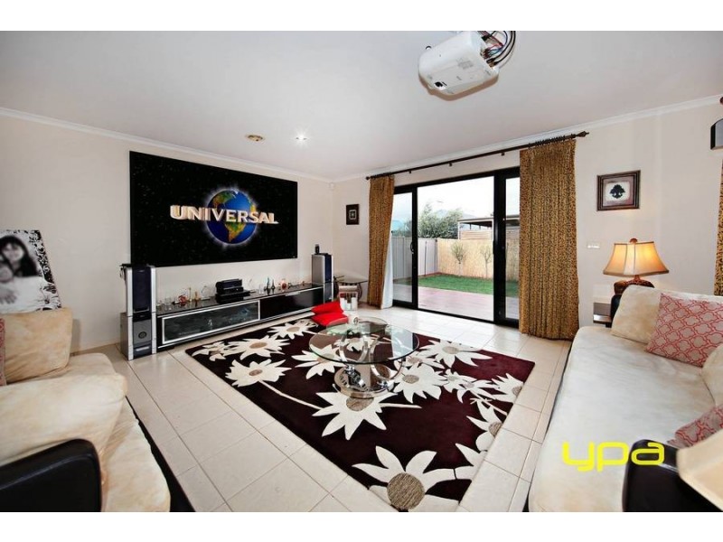 18 Braeside Walk, Caroline Springs VIC 3023