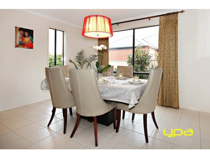 18 Braeside Walk, Caroline Springs VIC 3023