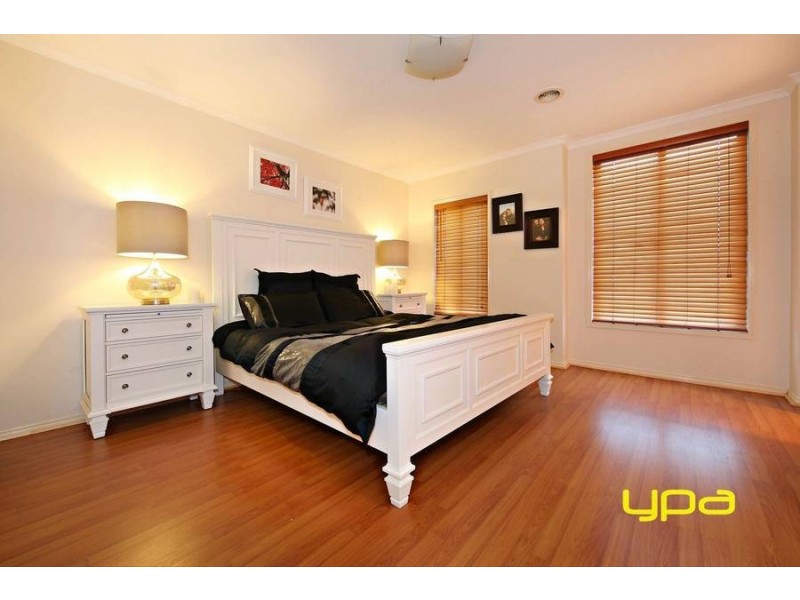 18 Braeside Walk, Caroline Springs VIC 3023
