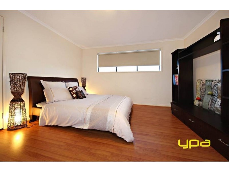 18 Braeside Walk, Caroline Springs VIC 3023