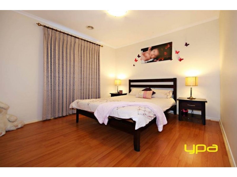 18 Braeside Walk, Caroline Springs VIC 3023