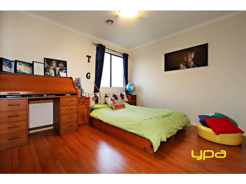 18 Braeside Walk, Caroline Springs VIC 3023