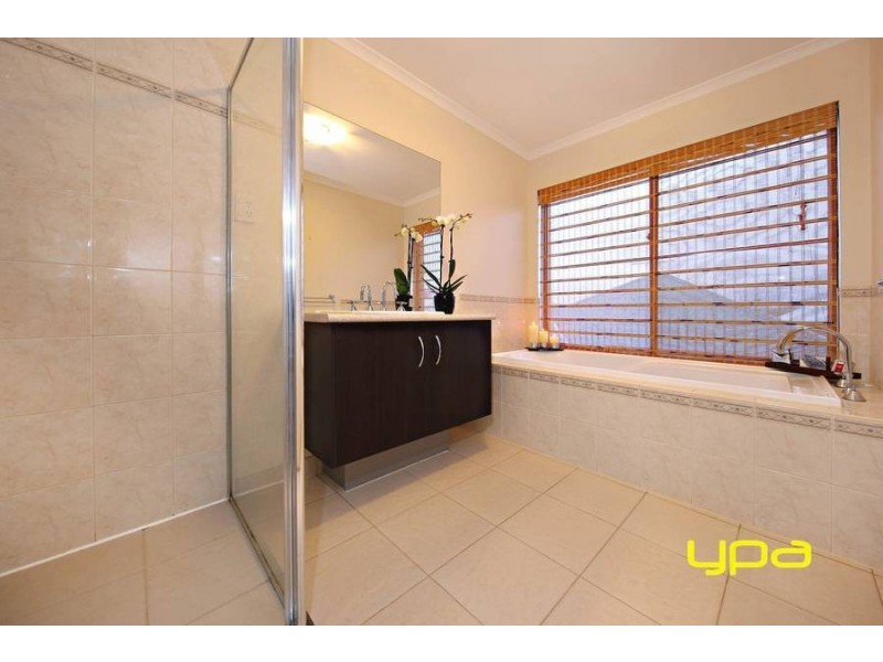 18 Braeside Walk, Caroline Springs VIC 3023