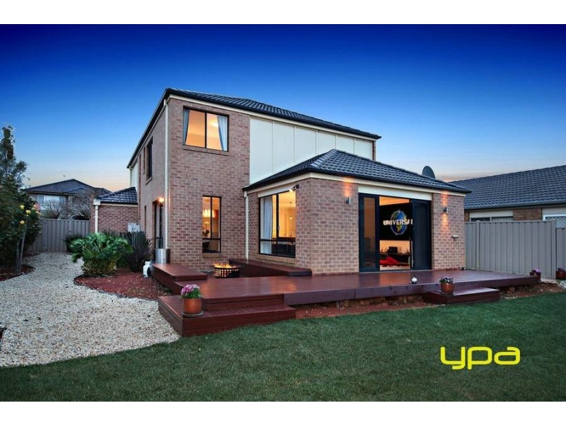 18 Braeside Walk, Caroline Springs VIC 3023