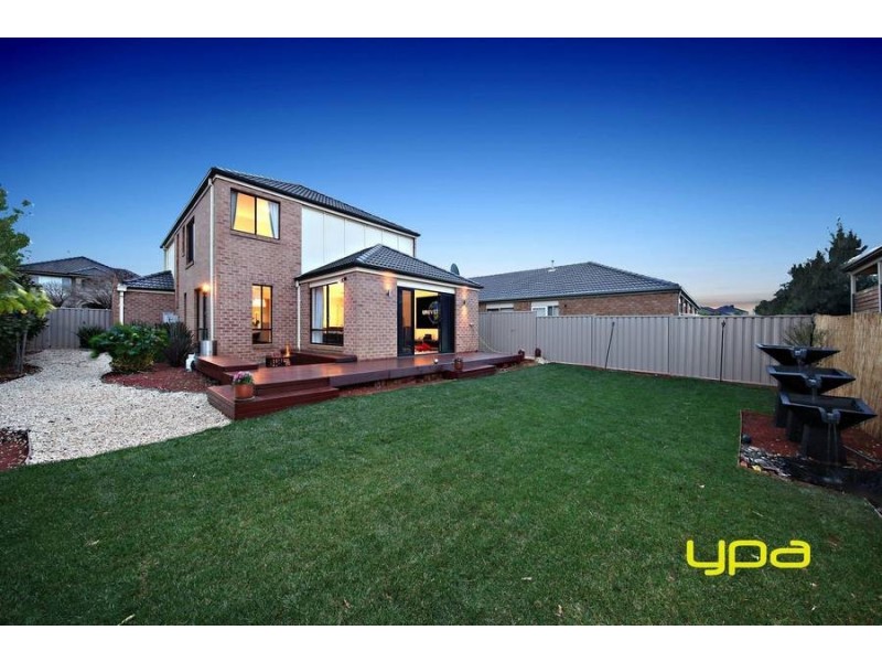 18 Braeside Walk, Caroline Springs VIC 3023