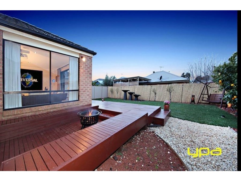 18 Braeside Walk, Caroline Springs VIC 3023